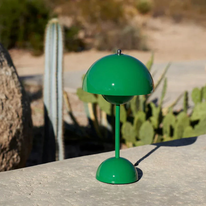 Compacte MoonGlow LED tafellamp, ideaal voor kleine ruimtes of als accentlamp.