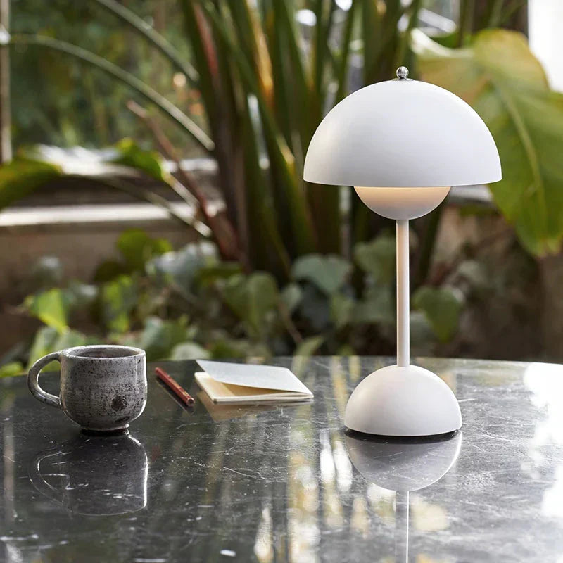 MoonGlow LED tafellamp, stijlvol design voor modern interieur.