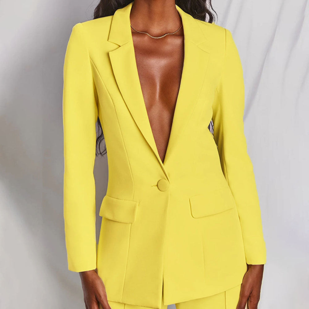 Dames pak: chique blazer en bijpassende broek. Ideaal voor lente en zomer mode.