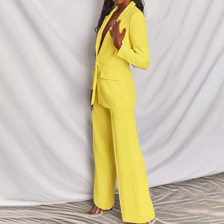 Comfortabel tweedelig damespak. Een modieuze blazer en pantalon, perfect voor kantoor en formele events.