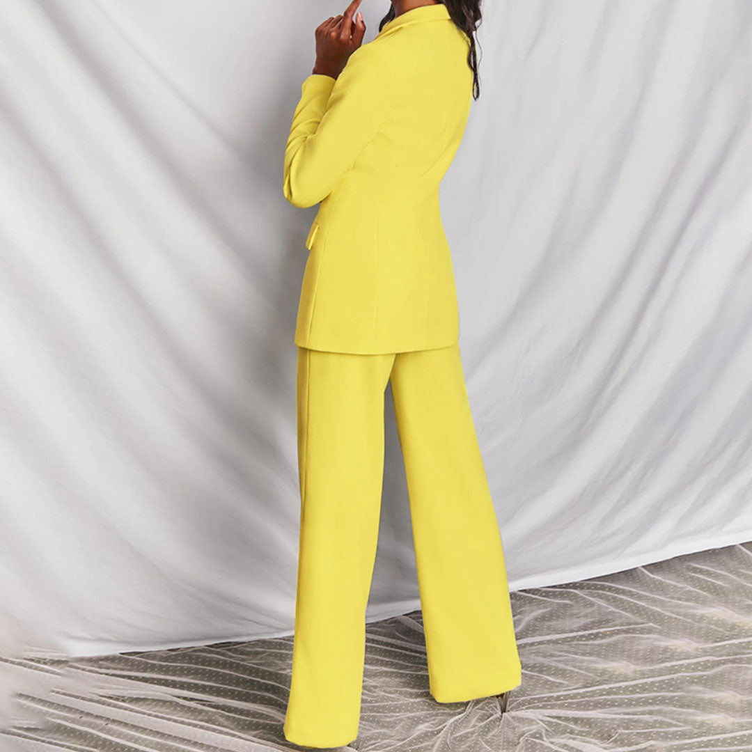 Stijlvolle dames kleding set. Veelzijdige blazer en pantalon voor een elegante en zakelijke uitstraling.