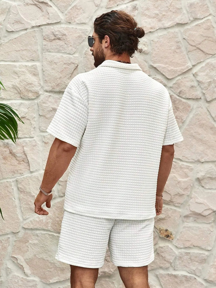Ademende heren zomerset voor warm weer, bestaande uit een comfortabele polo en relaxte shorts.