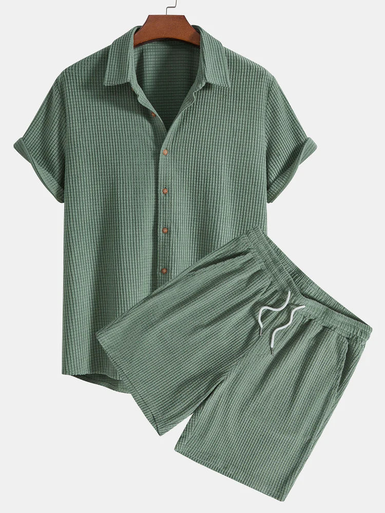 Tweedelige heren zomerset met ribpatroon. Comfortabel shirt en short, perfect voor casual zomerkleding.