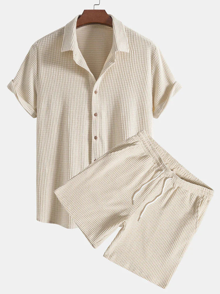 Heren zomerset: comfortabel ribpatroon shirt en short. Casual zomerkleding voor een ontspannen, relaxte stijl.