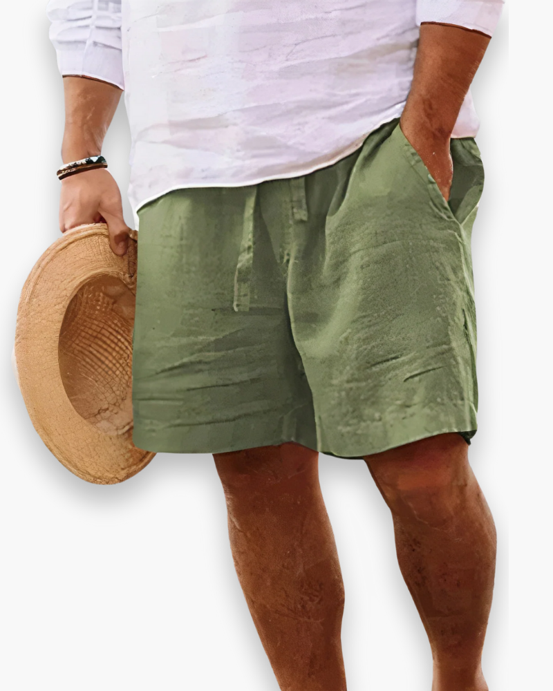 Model toont ademende heren zomershort op het strand; perfecte casual strandkleding voor mannen.