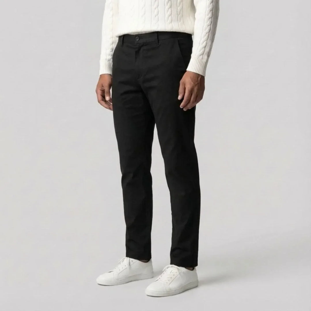 Zwarte heren chino met comfortabele regular fit en rechte pijpen. Perfecte casual broek voor elke dag.