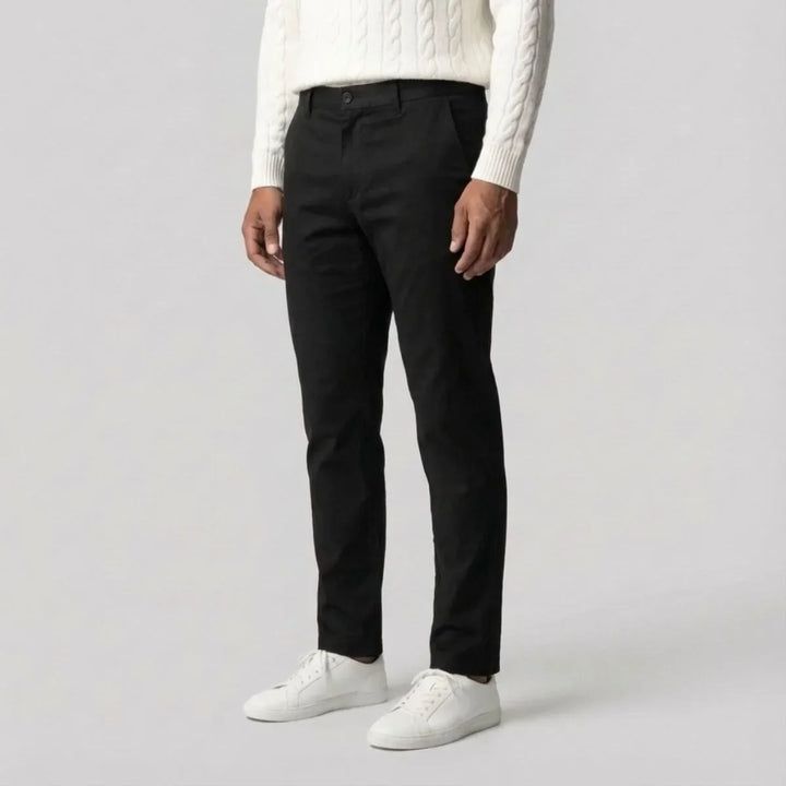 Zwarte heren chino met comfortabele regular fit en rechte pijpen. Perfecte casual broek voor elke dag.