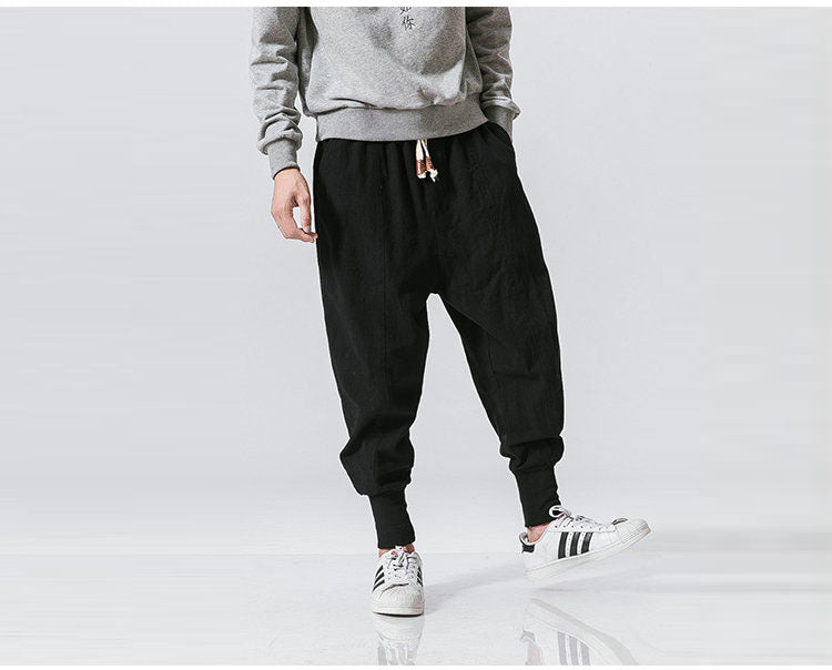 Stijlvolle heren jogger broek; casual urban mode, perfect voor streetwear outfits.