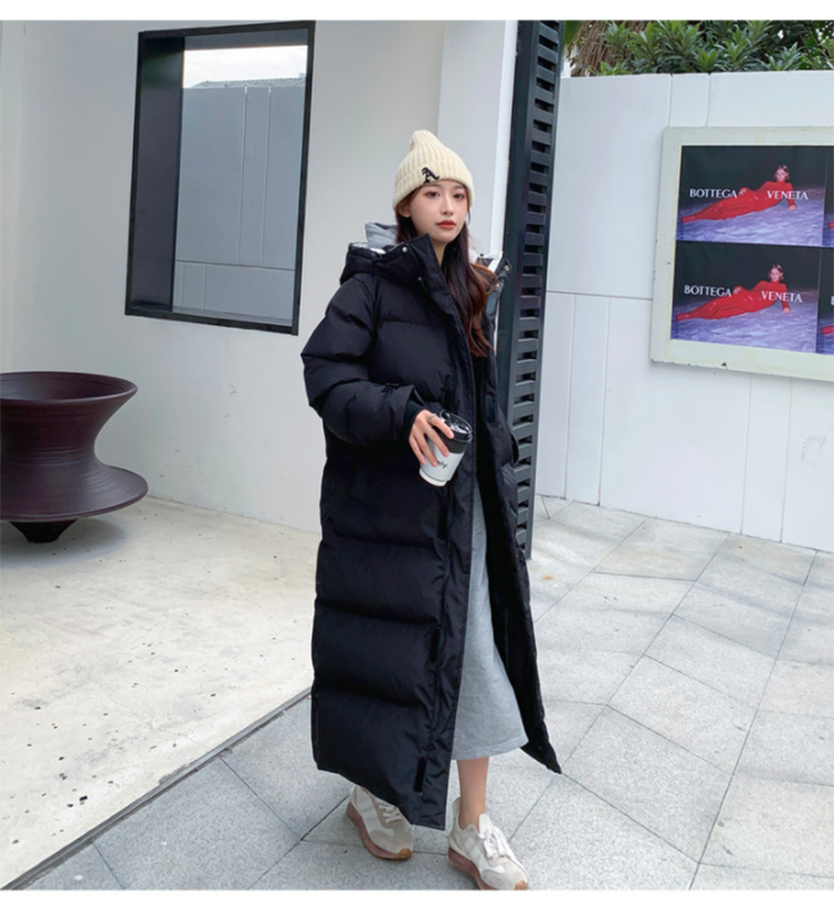 Witte Dames Dons Parka: Comfortabele lange winterjas met capuchon, stijlvolle kleding voor dames in de sneeuw.