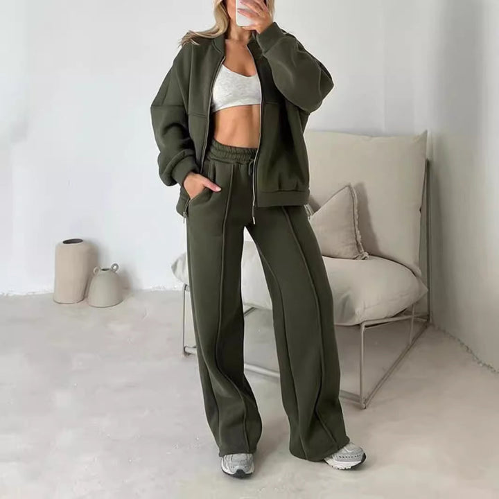 Dames broekpak set Hayley met trendy rits top, perfect voor een stijlvolle en comfortabele outfit.