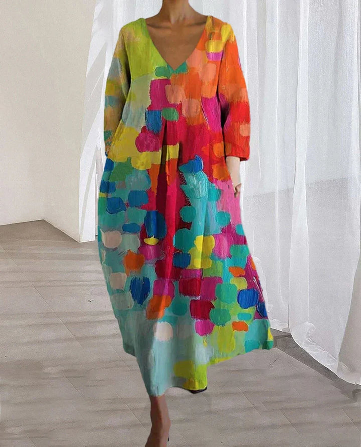 Damesjurk met levendige print en diepe V-hals, ideaal voor lente en zomer. Beschikbaar in diverse maten.