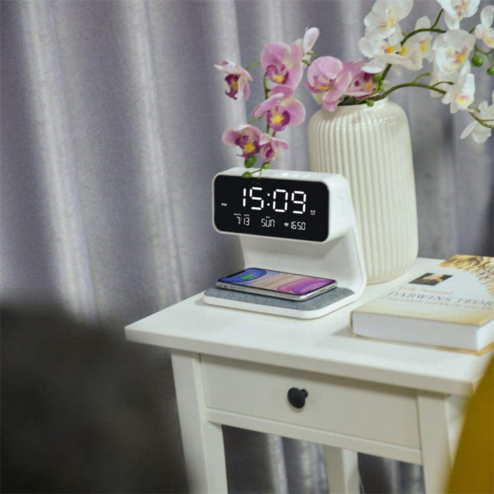 Compacte 3-in-1 lamp: LED verlichting, wekker en draadloze oplader, ideaal voor naast je bed.