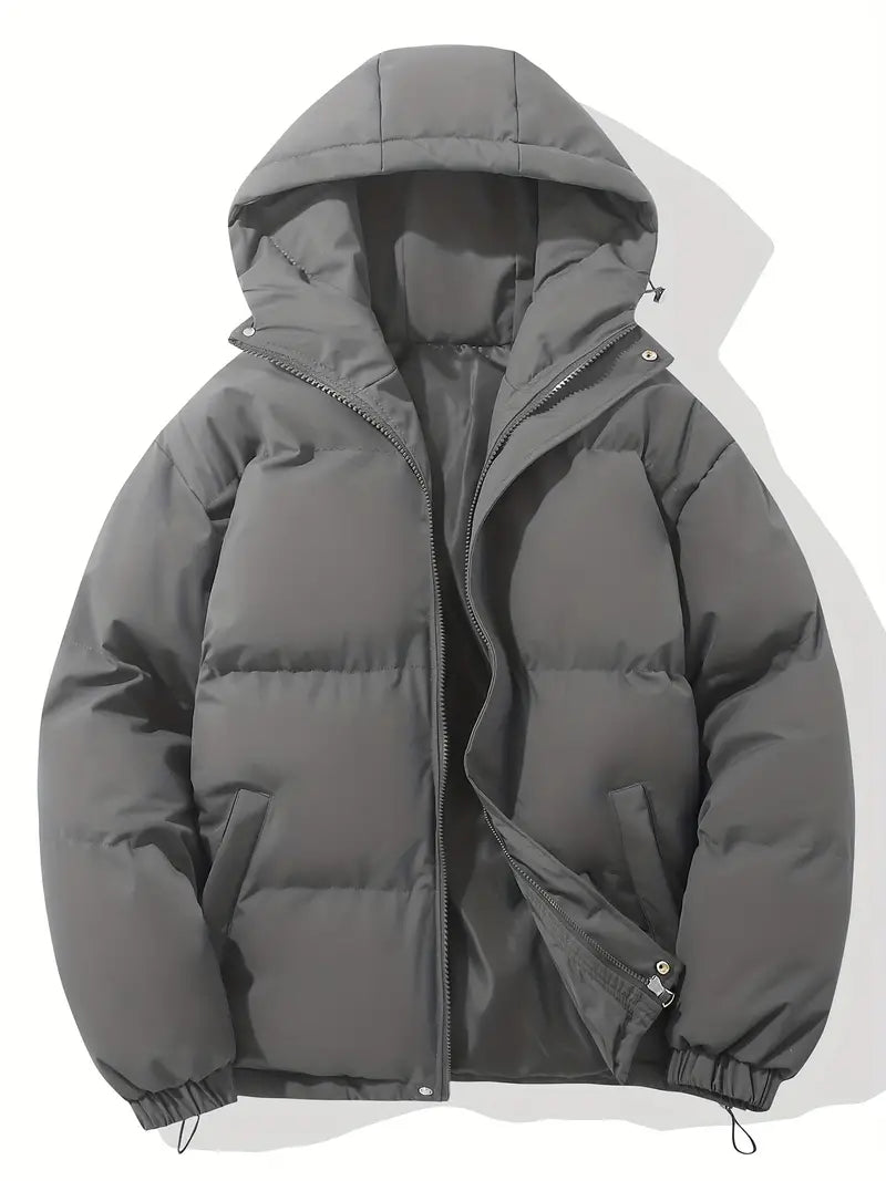 Heren winterjas met capuchon in een winterse setting, warme en stijlvolle buitenjas voor optimaal comfort.