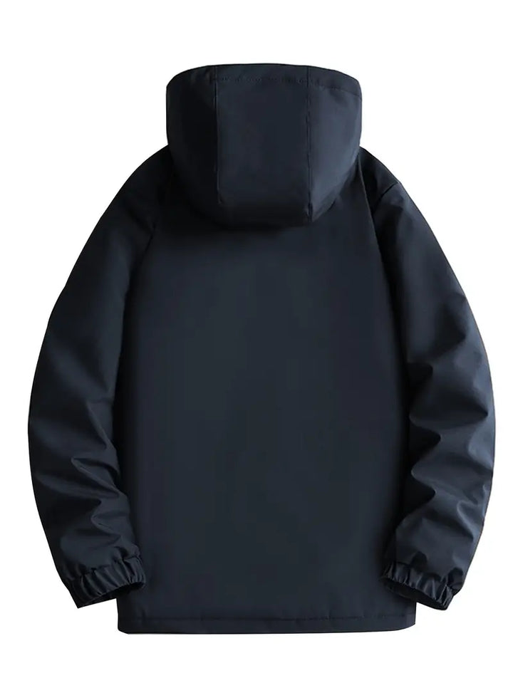Deze stijlvolle, waterdichte heren parka biedt warmte en comfort als winterjas.
