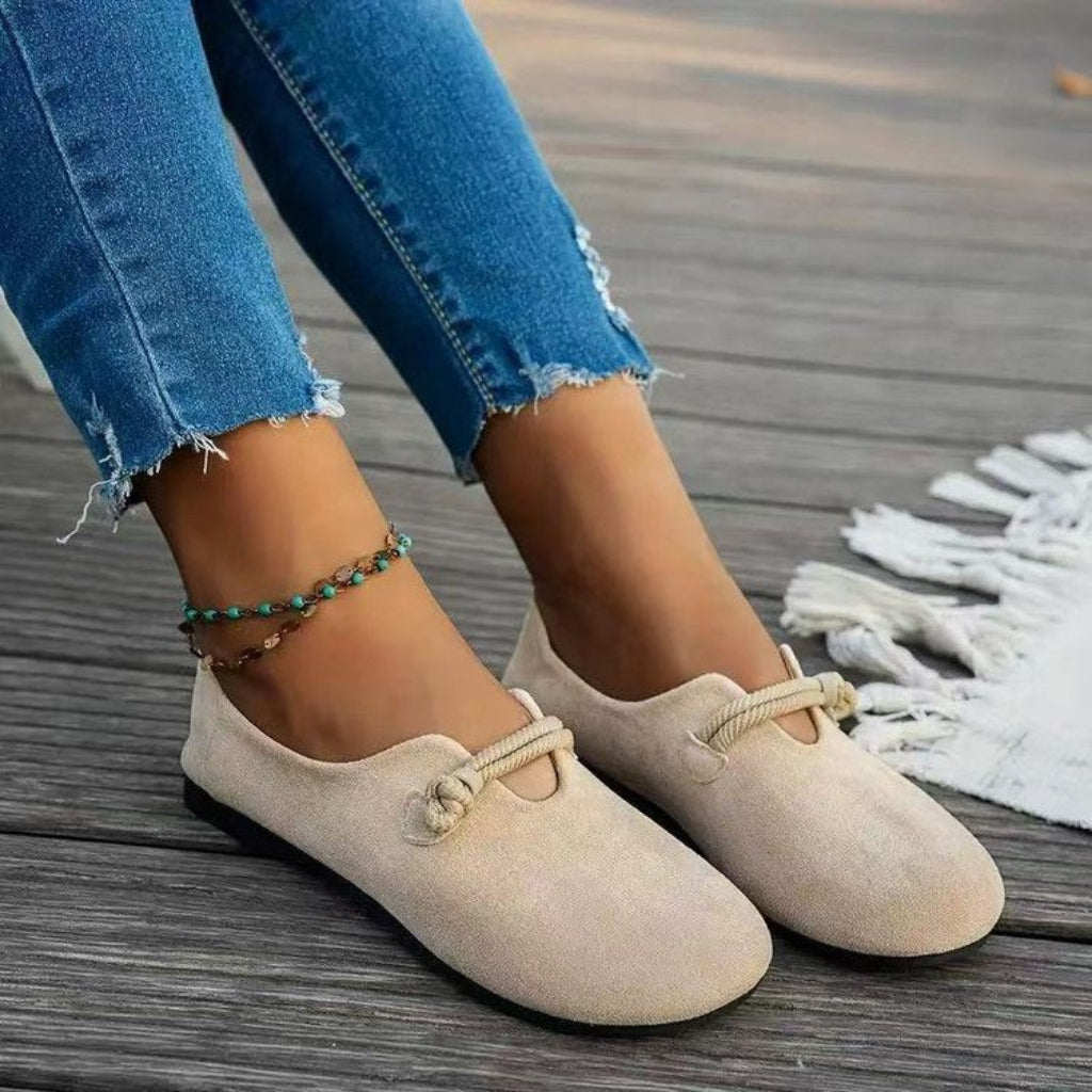Casual suède veterschoenen voor dames, plat met ronde neus, verkrijgbaar in zwart en gebroken wit.