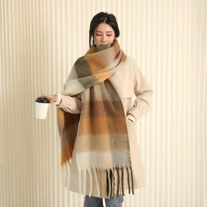 Comfortabele en warme pluchen damessjaal Linnea, perfect om je te wikkelen op koude herfst- en winterdagen.