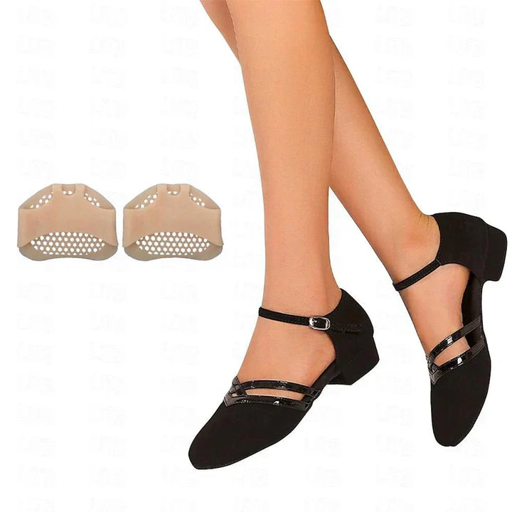 Detail van dames dansschoen: open teen, verstelbare band en stabiele hak voor danscomfort.