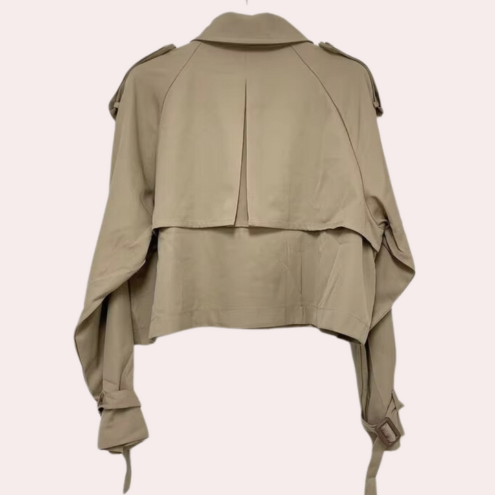 Comfortabele korte damesjas met moderne uitstraling, de Sienna is een veelzijdige casual jas voor dames.