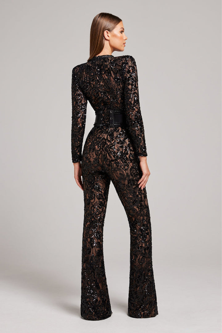 Witte kanten jumpsuit voor dames, geschikt als feestkleding of een elegante avondoutfit. Chic en comfortabel.
