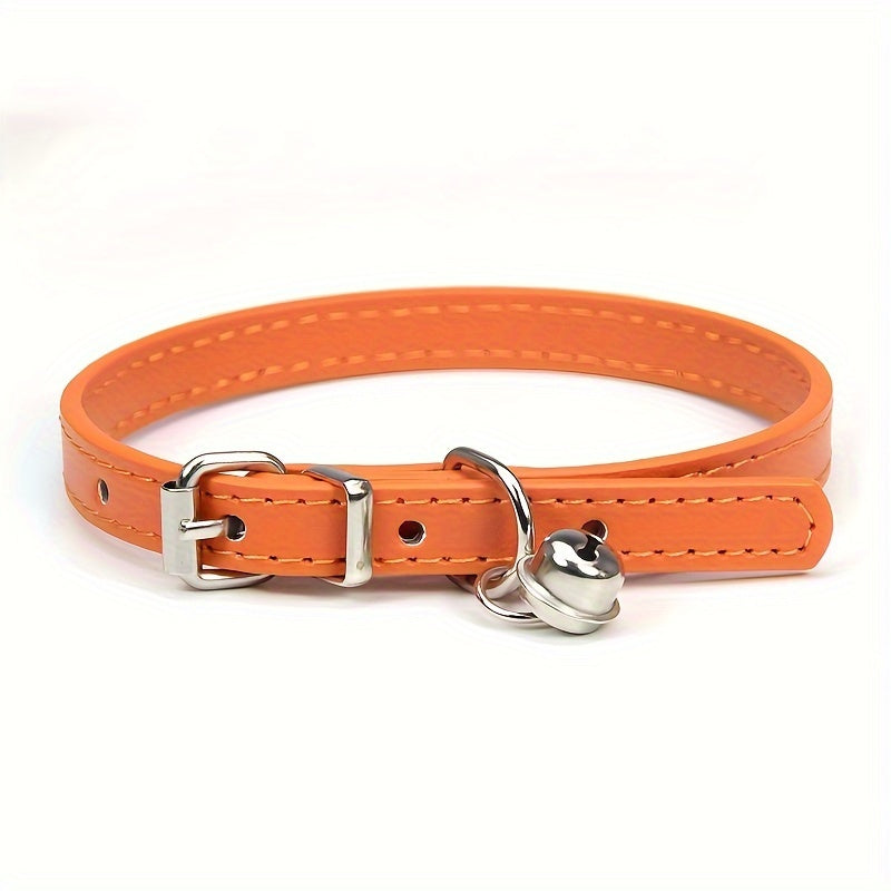 Duurzame kunstleren kattenhalsband, verstelbaar, met veiligheidssluiting en belletje.
