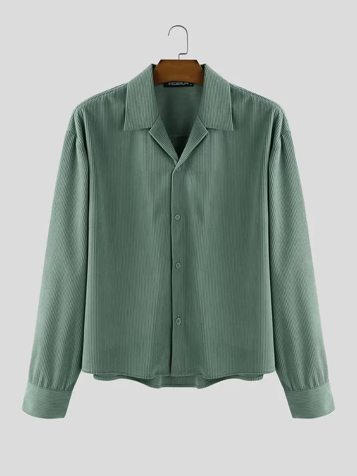 Comfortabel oversized herenoverhemd met lange mouwen en V-hals, perfect voor lente- en herfstmode.