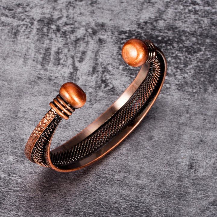 Glanzende rode koperen damesarmband, open ontwerp, elegant retro sieraad met verstelbare pasvorm.