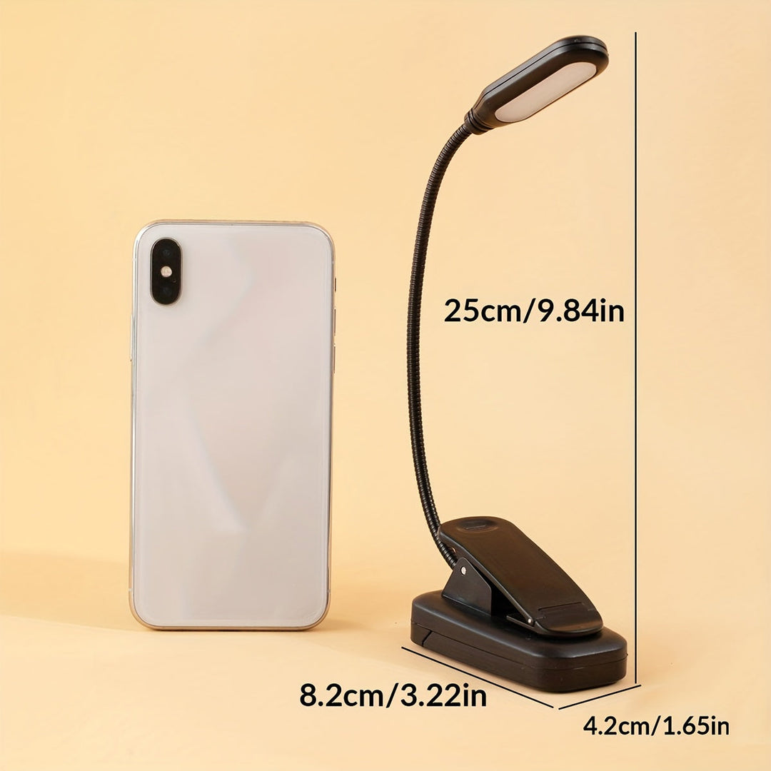 Compacte reislamp met stevige clip en batterij, flexibel en draagbaar voor verlichting onderweg.