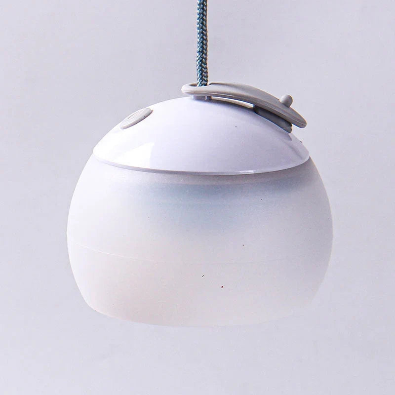 Sfeervolle HeritageGlow vintage campinglamp op een picknicktafel, perfect voor outdoor en kamperen.