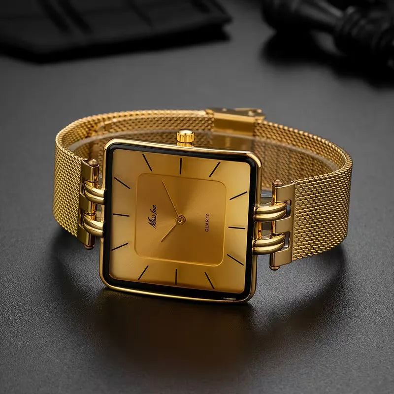Stijlvol herenhorloge: analoog, vierkante wijzerplaat, goudkleurig, met een verfijnde koffiekleurige meshband. Formeel en modern.