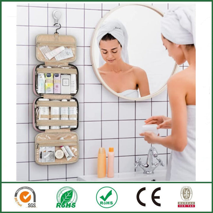 SANDSBERGORIGINALS toilettas hangend aan haak in badkamer, toont compacte en handige organizer functie voor reizigers.