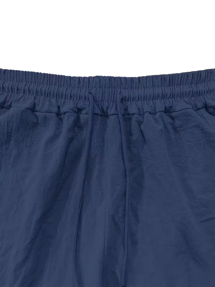 Veelzijdige heren tweedelige zomeroutfit, shirt met korte mouw en broek, geschikt voor elke gelegenheid.
