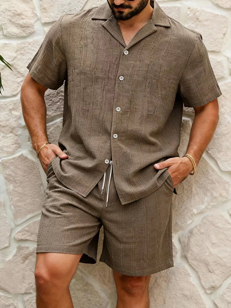 Heren casual zomer setje: comfortabele shorts & stijlvol shirt met V-hals voor strand en vakantie.