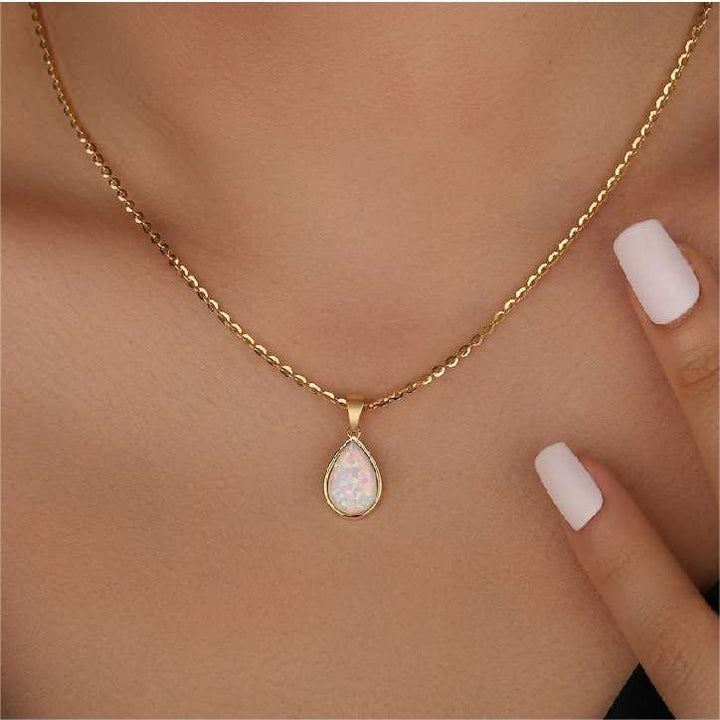 Schitterende natuurlijke opaal hanger aan een fijne 18K gouden ketting. Uniek edelsteen sieraad.