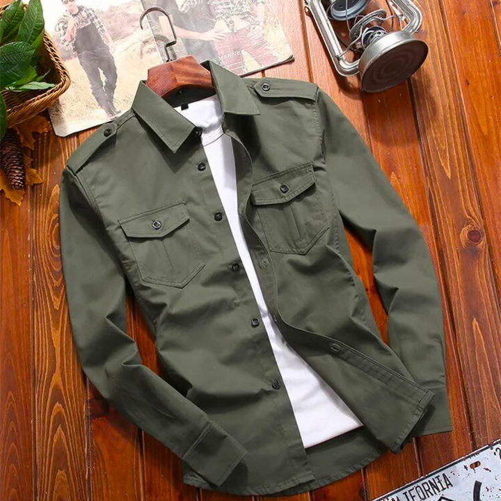 Stijlvol heren overshirt met militaire esthetiek, lange mouwen. Ideaal voor een smart-casual look, geschikt voor alle seizoenen.