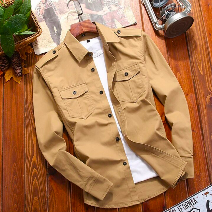Trendy heren overshirt met smart-casual uitstraling, geïnspireerd op militaire esthetiek. Lange mouwen; perfecte bovenkleding.