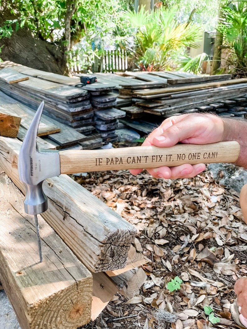 Gepersonaliseerde hamer en meetlint: onmisbaar handgereedschap en een liefdevol cadeau voor papa.
