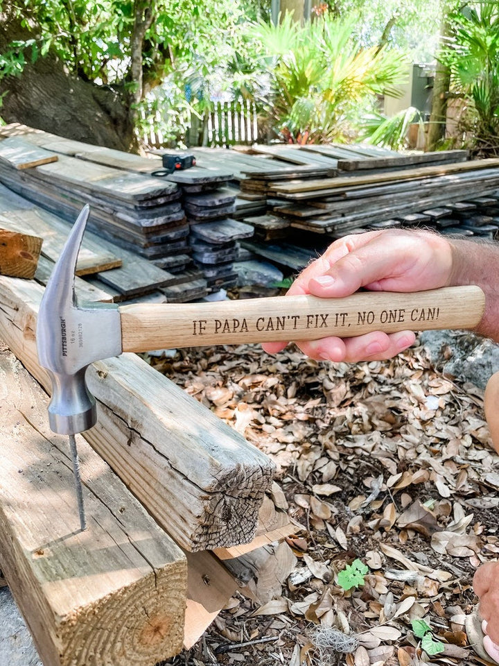 Gepersonaliseerde hamer en meetlint: onmisbaar handgereedschap en een liefdevol cadeau voor papa.