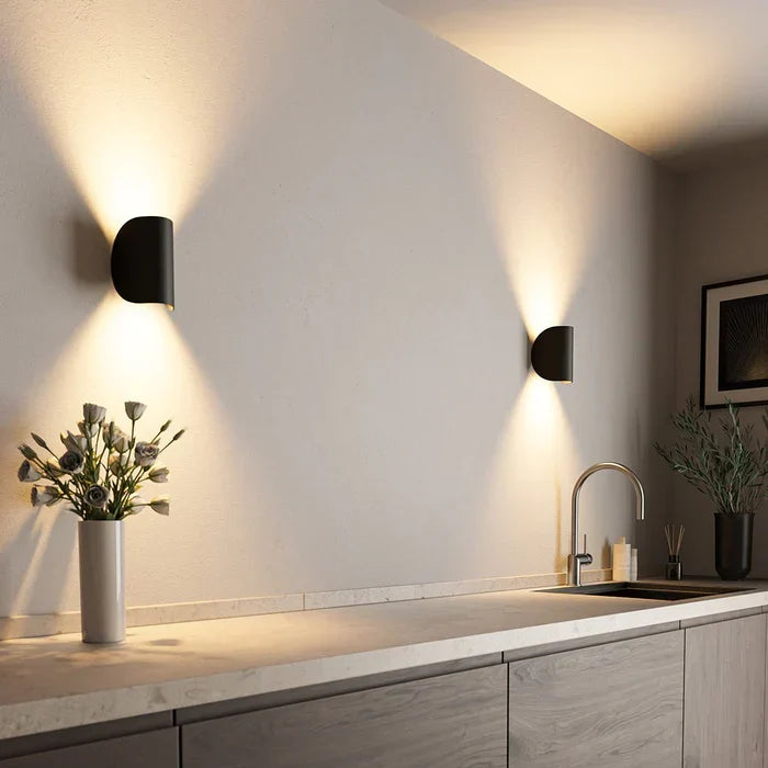Zwarte TwistGlow verstelbare LED wandlamp voor moderne sfeerverlichting in woonkamer en slaapkamer.