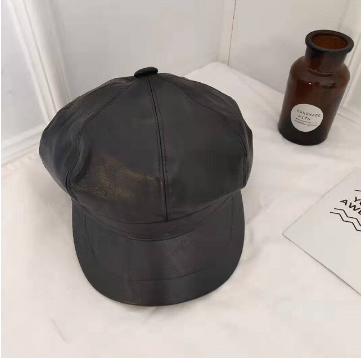 Klassieke zwarte leren baret voor dames, perfect hoofdeksel voor een elegante look.