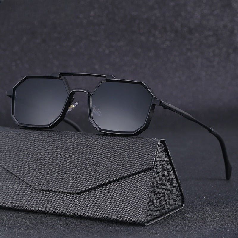 Elegante zonnebril met stijlvol metalen frame en gepolariseerde glazen; optimale UV-bescherming voor modebewuste heren/dames.