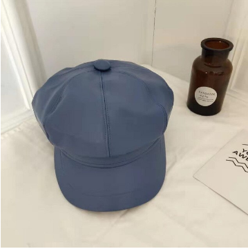 Vintage geïnspireerde damesbaret van kunstleer, een chique en warm mode-item.
