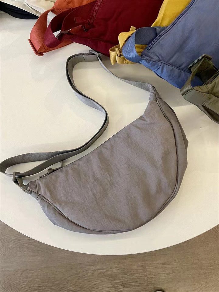 Gebogen model dames schoudertas. Voorzien van een verstelbare riem voor perfecte pasvorm en comfort.