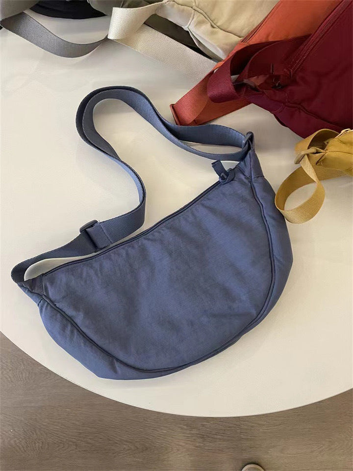 Trendy dames tas, gebogen silhouet, met verstelbare schouderriem. Ideaal voor dagelijks gebruik of reizen.