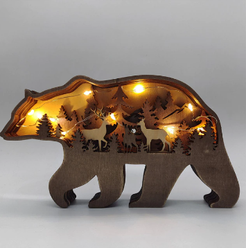 Handgemaakte houten wanddecoratie van een bruine beer. Perfecte dieren decoratie voor een unieke sfeer in huis.