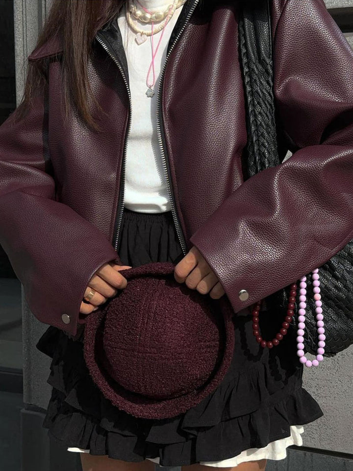 Hoogwaardige bordeaux leren damesjas, tijdloos getailleerd design. Een must-have voor elke garderobe.