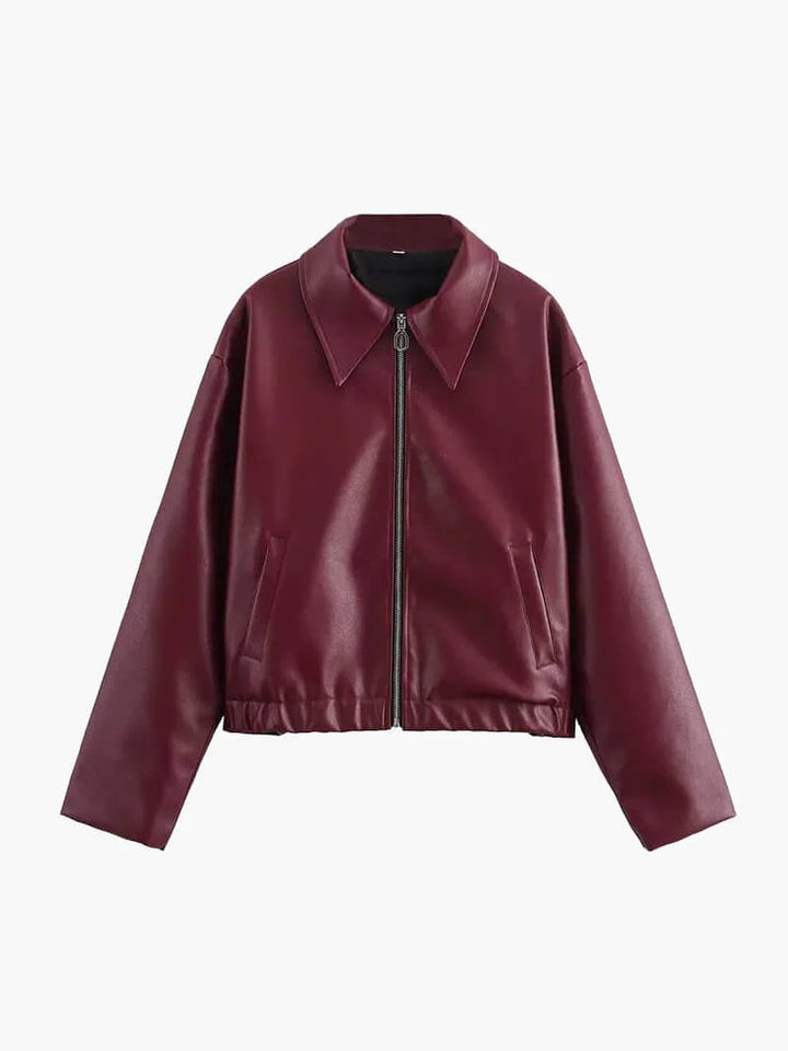 Modieuze bordeaux leren jas voor dames, getailleerd, perfect voor casual of geklede outfits. Trendy en comfortabel.