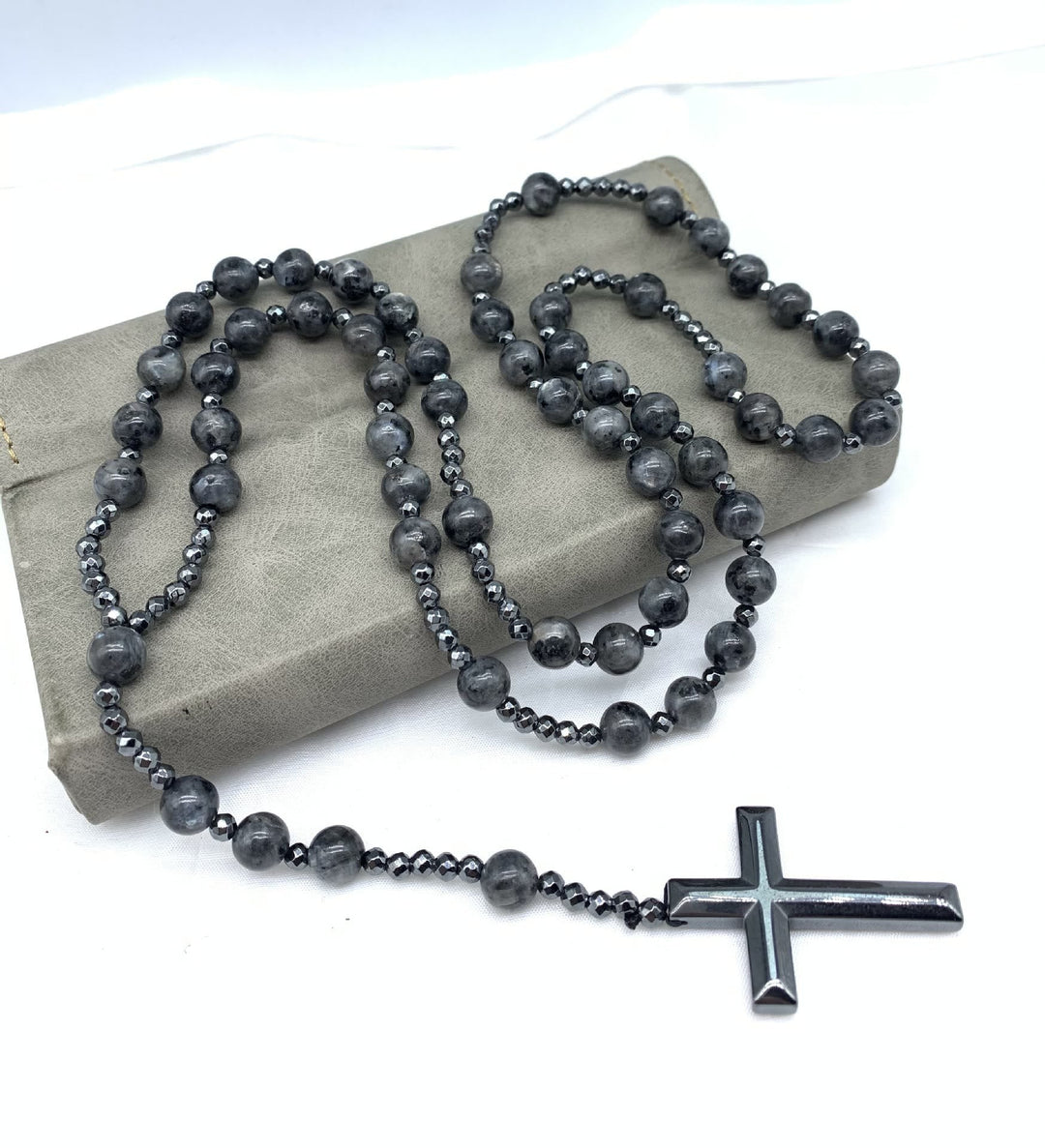 Diepblauwe lapis lazuli en glimmende tijgeroog in mannen kruis rozenkrans halsketting. Spiritualiteit.