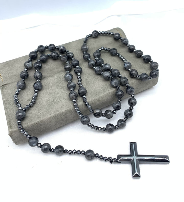 Diepblauwe lapis lazuli en glimmende tijgeroog in mannen kruis rozenkrans halsketting. Spiritualiteit.
