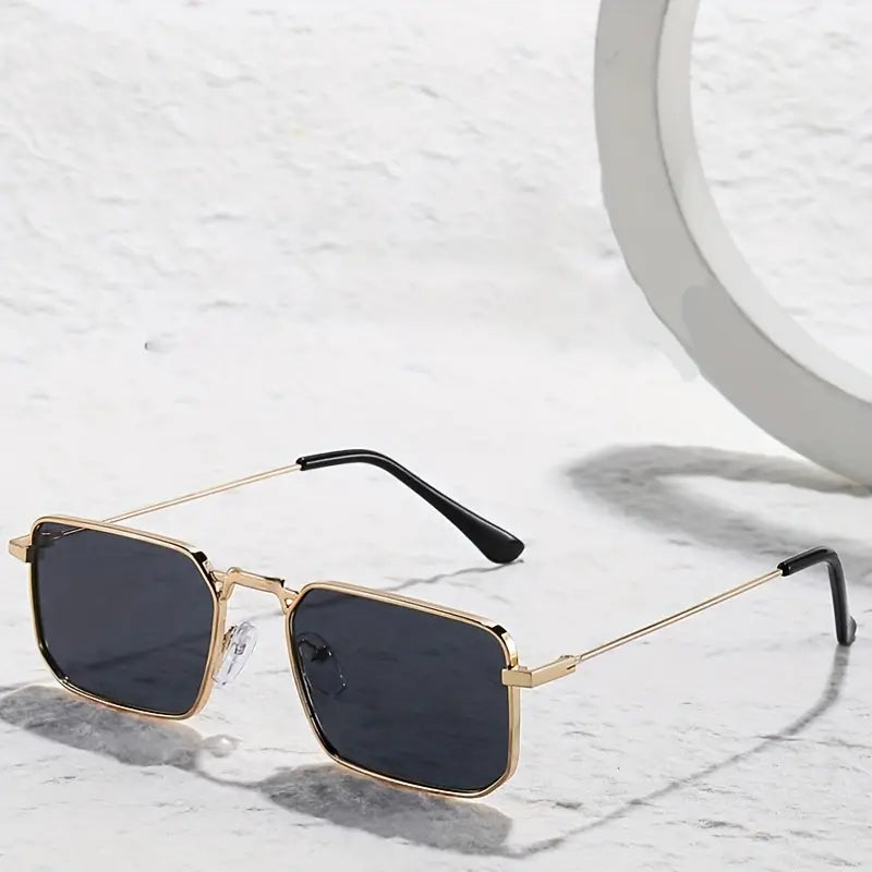 Stijlvolle Luminosity Lux zonnebril met UV-bescherming, ideaal voor zomerse mode-accessoires.
