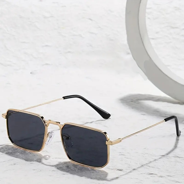 Stijlvolle Luminosity Lux zonnebril met UV-bescherming, ideaal voor zomerse mode-accessoires.